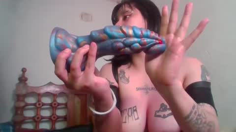 Snapshot of skinwalker_2712 chatting on October 12, 5:06 am Skin online show from October 12, 5:06 am