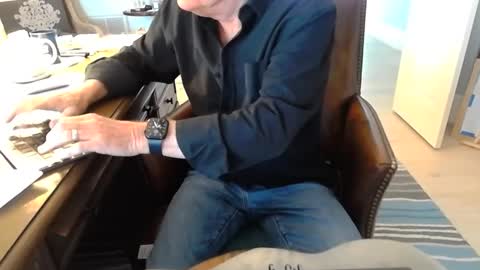 Snapshot of skr235 chatting on February 20, 12:25 pm skr235 online show from February 20, 12:25 pm