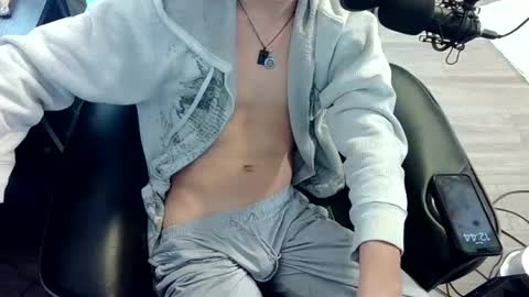 Snapshot of skrogdog chatting on July 9, 4:44 pm skrogdog online show from July 9, 4:44 pm