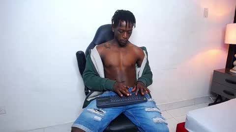 Snapshot of skylerbigxxx chatting on October 19, 4:02 am SKYLERBIGXXX online show from October 19, 4:02 am