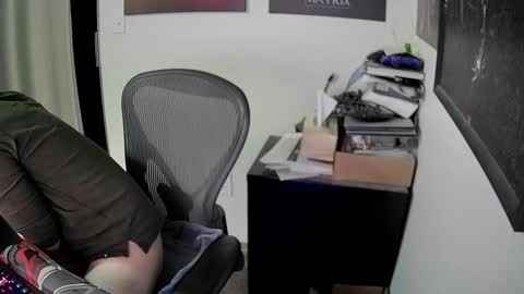 Snapshot of slave2pussy chatting on March 2, 5:44 am slave2pussy online show from March 2, 5:44 am