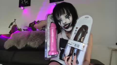 Snapshot of sleeperly chatting on March 1, 1:02 pm sleeperly online show from March 1, 1:02 pm