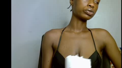 Snapshot of slim_petitqueen chatting on May 20, 8:15 pm Alice online show from May 20, 8:15 pm