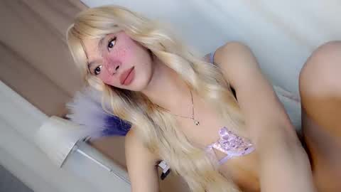 Snapshot of slimgirl_patricia chatting on September 18, 6:43 pm Pat online show from September 18, 6:43 pm