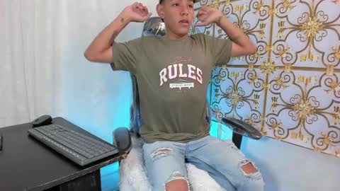 Snapshot of slimlatino_ chatting on April 4, 12:24 pm SlimLatino online show from April 4, 12:24 pm