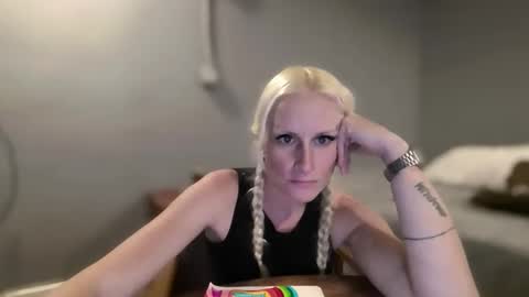 Snapshot of slip_inslide chatting on December 3, 11:36 pm slip_inslide online show from December 3, 11:36 pm