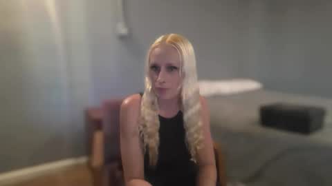 Snapshot of slip_inslide chatting on December 4, 10:18 pm slip_inslide online show from December 4, 10:18 pm