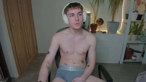 Snapshot of slippery_baby chatting on January 19, 4:25 pm Mila online show from January 19, 4:25 pm