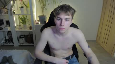 Snapshot of slippery_baby chatting on February 21, 11:10 pm Mila online show from February 21, 11:10 pm