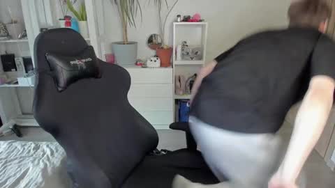 Snapshot of slippery_baby chatting on March 4, 12:55 pm Mila online show from March 4, 12:55 pm
