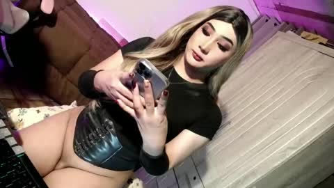 Snapshot of slut_bigcock chatting on June 20, 6:22 pm Nathalie online show from June 20, 6:22 pm