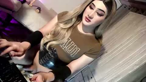 Snapshot of slut_bigcock chatting on July 22, 8:17 am Nathalie online show from July 22, 8:17 am