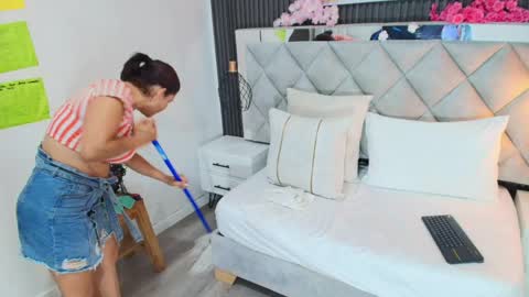 Snapshot of slut_milf_ chatting on April 15, 8:43 am slut_milf_ online show from April 15, 8:43 am