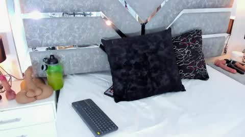 Snapshot of slut_milf_ chatting on May 1, 11:15 am slut_milf_ online show from May 1, 11:15 am