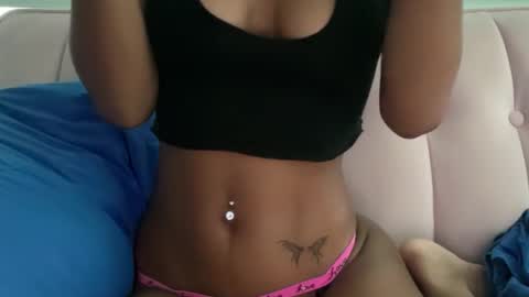 Snapshot of sluttyandsmall chatting on October 16, 1:06 am Jade online show from October 16, 1:06 am