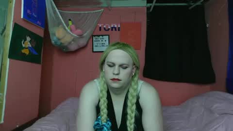 Snapshot of sluttytorismith chatting on February 12, 5:37 am Tori Smith online show from February 12, 5:37 am