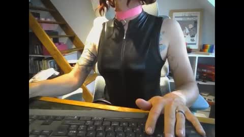 Snapshot of sluttytoy83 chatting on May 4, 6:15 pm sluttytoy83 online show from May 4, 6:15 pm