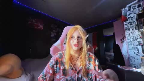 Snapshot of slyviabuffum chatting on October 19, 2:01 am Diana online show from October 19, 2:01 am