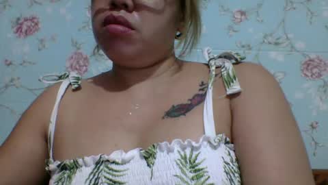 Snapshot of small_boobs59 chatting on July 17, 3:13 am Lovewella online show from July 17, 3:13 am