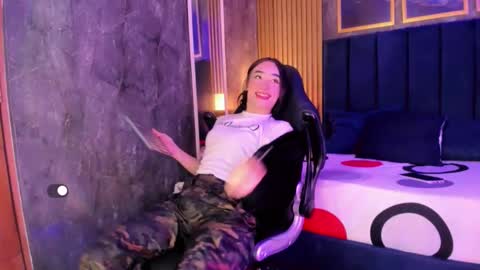 Small Hot19 online show from April 17, 10:18 am