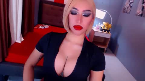 Snapshot of smasherqueen chatting on May 6, 12:32 pm smasherqueen online show from May 6, 12:32 pm