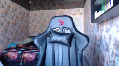 Snapshot of smile_cute_fox chatting on June 1, 1:51 am smile_cute_fox online show from June 1, 1:51 am