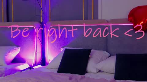 Snapshot of smiley_mia_ chatting on February 16, 8:21 am Mia online show from February 16, 8:21 am