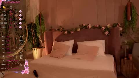 Snapshot of smiley_mia_ chatting on October 10, 5:17 am Mia online show from October 10, 5:17 am