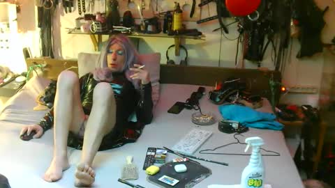 Snapshot of smokeslut365 chatting on March 8, 2:04 am smokeslut365 online show from March 8, 2:04 am