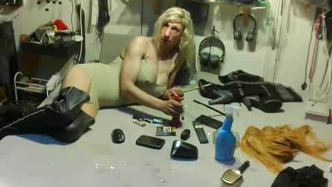 Snapshot of smokeslut365 chatting on May 17, 10:39 pm smokeslut365 online show from May 17, 10:39 pm