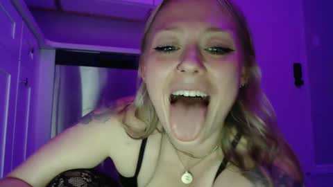 Snapshot of sneakyalicek chatting on January 30, 3:22 am sneakyalicek online show from January 30, 3:22 am