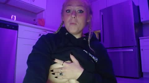 Snapshot of sneakyalicek chatting on September 9, 1:38 am sneakyalicek online show from September 9, 1:38 am