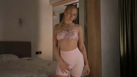 Candice Snow online show from October 25, 2:46 pm