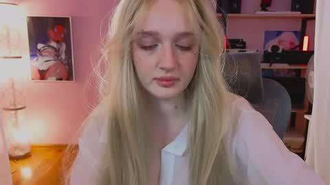 Snapshot of snowflakeskitty chatting on May 9, 5:34 am Ellie online show from May 9, 5:34 am
