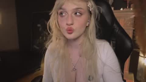 Snapshot of snowflakeskitty chatting on June 28, 5:19 pm Ellie online show from June 28, 5:19 pm