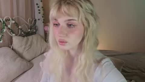 Snapshot of snowflakeskitty chatting on July 4, 5:24 am Ellie online show from July 4, 5:24 am