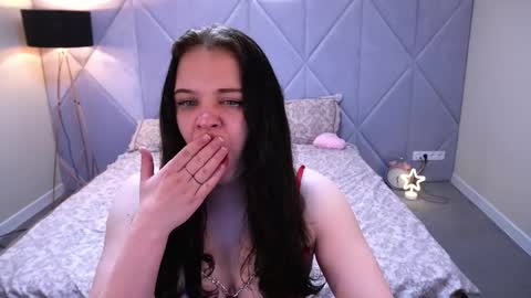 Snapshot of snowwhite_bella chatting on May 3, 6:47 pm snowwhite_bella online show from May 3, 6:47 pm