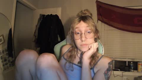 Snapshot of soffpurr chatting on May 15, 7:26 am Lilytea online show from May 15, 7:26 am