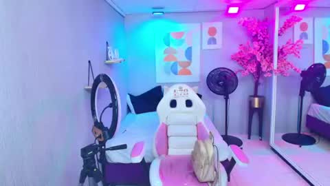 Snapshot of sofi_monroeee chatting on July 4, 7:31 pm Sofia online show from July 4, 7:31 pm