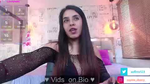Snapshot of sofi_secrets chatting on July 28, 2:13 pm sofi_secrets online show from July 28, 2:13 pm