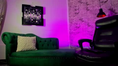 Snapshot of sofi_wiliiams2 chatting on March 1, 8:33 pm sofi_wiliiams2 online show from March 1, 8:33 pm