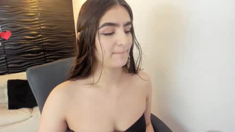 Snapshot of sofia44 chatting on December 4, 1:31 pm Skarlett online show from December 4, 1:31 pm