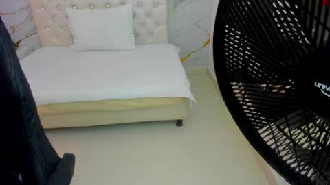 sofia_echeverri online show from April 18, 12:31 pm