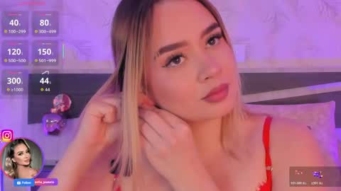 Snapshot of sofia_pamela_ chatting on April 22, 6:42 pm online show from April 22, 6:42 pm