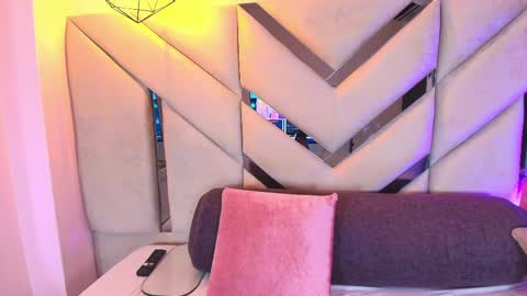 Snapshot of sofia_pamela_ chatting on June 1, 7:04 pm online show from June 1, 7:04 pm