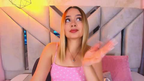 Snapshot of sofia_pamela_ chatting on June 2, 7:05 pm online show from June 2, 7:05 pm
