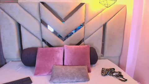 Snapshot of sofia_pamela_ chatting on June 4, 7:09 pm online show from June 4, 7:09 pm