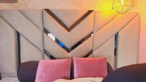 Snapshot of sofia_pamela_ chatting on June 6, 6:34 pm online show from June 6, 6:34 pm