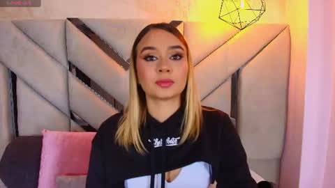 Snapshot of sofia_pamela_ chatting on June 10, 7:02 pm online show from June 10, 7:02 pm