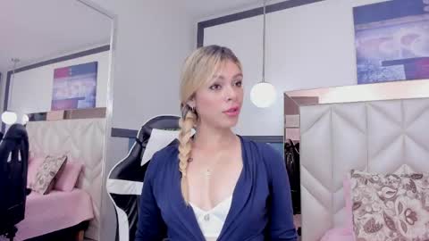 Snapshot of sofiaa_morris chatting on April 19, 7:16 pm Sofia online show from April 19, 7:16 pm